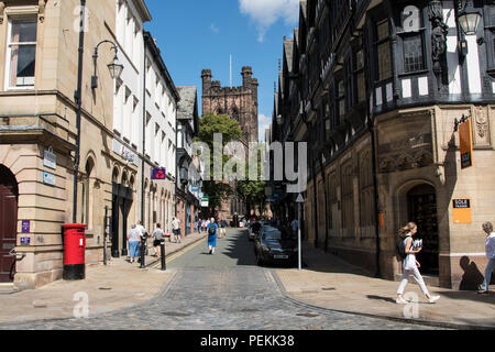 St. Werburgh Street und Kathedrale in der historischen Stadt Chester, eine touristische Attraktion im Nordwesten Englands. Stockfoto