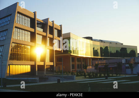 Campus der Universität in der Stadt Osijek in Kroatien. Moderne und zeitgenössische Gebäude der Fakultät für Bauingenieurwesen und der Landwirtschaft, die f Stockfoto