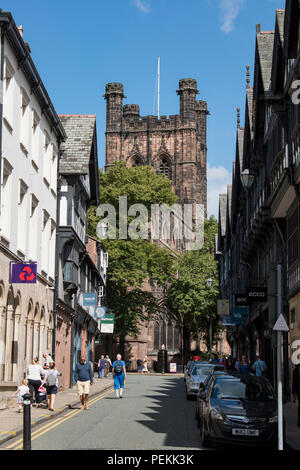 St. Werburgh Street und Kathedrale in der historischen Stadt Chester, eine touristische Attraktion im Nordwesten Englands. Stockfoto