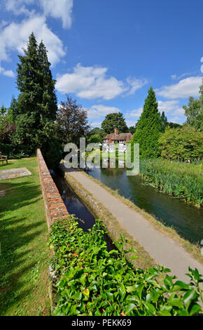 Fachwerkhaus und Loos Brooks-Stream durch die Mitte der losen Dorf, Maidstone, Kent, Großbritannien fließt. Stockfoto