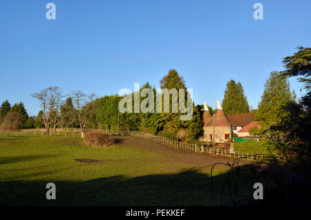 Feld- und konvertierte Oast House in Losen Dorf, Maidstone, Kent, Großbritannien. Stockfoto