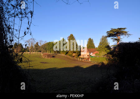 Feld- und konvertierte Oast House in Losen Dorf, Maidstone, Kent, Großbritannien. Stockfoto