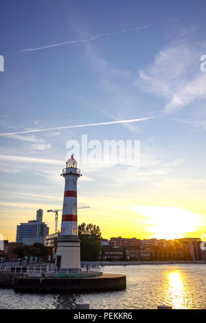 Der alte Leuchtturm im Øresund Meerenge, Hafen der Stadt Malmö, Schweden. Achteckige Leuchtturm am Eingang zum inneren Hafen von Malmö. Im Jahre 1878 Stockfoto