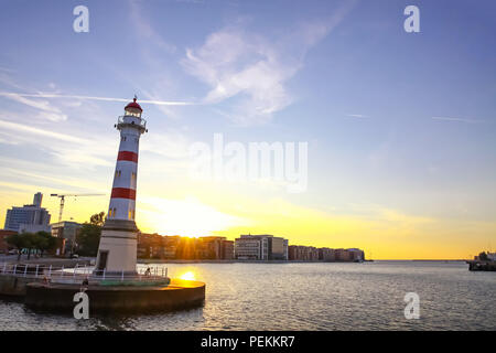 Der alte Leuchtturm im Øresund Meerenge, Hafen der Stadt Malmö, Schweden. Achteckige Leuchtturm am Eingang zum inneren Hafen von Malmö. Im Jahre 1878 Stockfoto