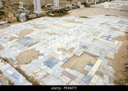 Gepflasterte östlichen Säulenhalle des Gymnasium Komplex, römischen Ruinen von Salamis in der Nähe von Famagusta (Gazimagusa), Türkische Republik Nordzypern Stockfoto