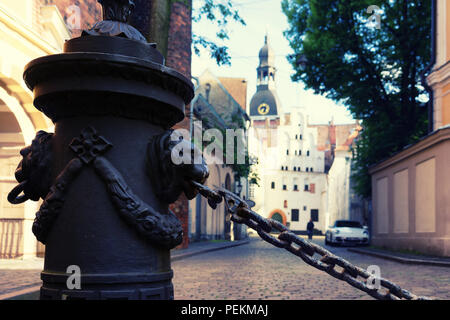 Säulen mit Löwen Köpfe und Ketten in der Altstadt. Riga. Vecriga Stockfoto