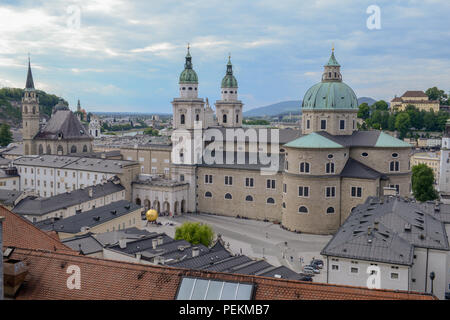 Blick von der Festung Hohensalzburg am Kapitelplatz, St Peter's Abbey, Franziskanerkirche und Salzburger Dom, Österreich Stockfoto