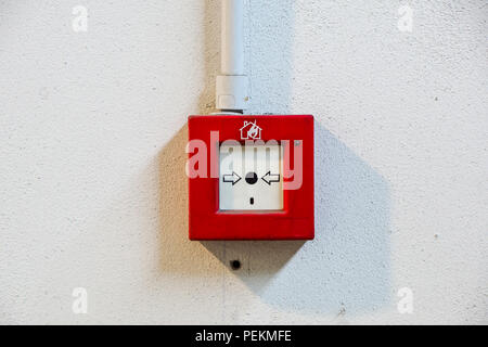 Feueralarm Schalter auf weiße Wand Stockfoto