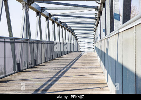 Fußgänger-Übergang über den Highway. Metal Bridge Stockfoto