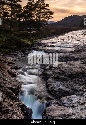 Vor der Suche von der alten Brücke über die Linn von Dee auf das Braemar Immobilien in den schottischen Highlands Stockfoto