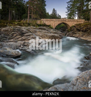 Vor der Suche von der alten Brücke über die Linn von Dee auf das Braemar Immobilien in den schottischen Highlands Stockfoto