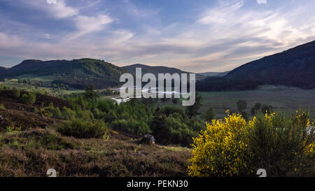 Der Fluss Dee Wicklung durch das Glen im Cairngorms Nationalpark in der Nähe von Braemar in der Gegend bekannt als Royal Deeside Stockfoto