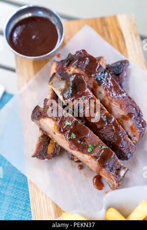 Gegrillte Schweinerippchen mit BBQ Sauce Stockfoto