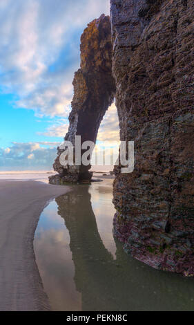 Cielo Azul con nubes Blancas en la playa de als Catedrais Ribadeo Galicien, en Stockfoto