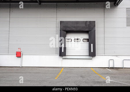 Rolltor und Beton Boden, Innen, Fabrik für die industrielle Hintergrund. Stockfoto