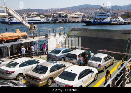 Blick von oben auf die Fahrzeug- und Passagierfähre zwischen Uckuyular und Bostanli Fähre über die Bucht von Izmir reisen, Türkei. Stockfoto