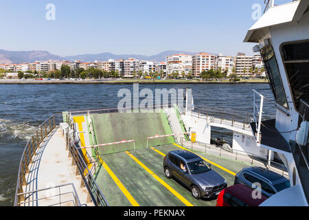 Blick von oben auf die Fahrzeug- und Passagierfähre zwischen Uckuyular und Bostanli Fähre über die Bucht von Izmir reisen, Türkei. Stockfoto