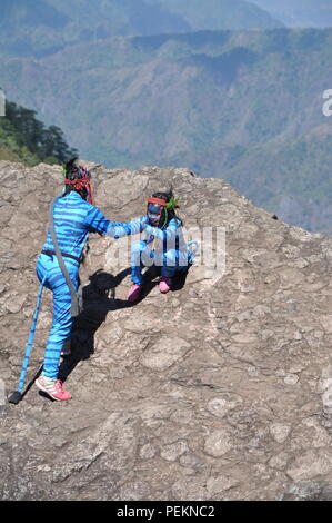 2 junge Avatar Mädchen Keytiri & Feytiri von Pandora, am Mt. Ulap von einer langen Reise auf die Erde herunter, und genießen Sie die Sonne am Ampucao highnoon Stockfoto