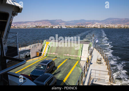 Blick von oben auf die Fahrzeug- und Passagierfähre zwischen Uckuyular und Bostanli Fähre über die Bucht von Izmir reisen, Türkei. Stockfoto