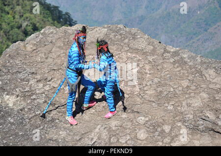 2 junge Avatar Mädchen Keytiri & Feytiri von Pandora, am Mt. Ulap von einer langen Reise auf die Erde herunter, und genießen Sie die Sonne am Ampucao highnoon Stockfoto