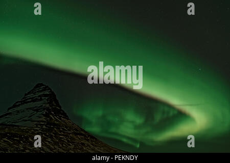 Northern Lights zusammenhaengen Kirkjufell, Grundarfjordur, Island Stockfoto