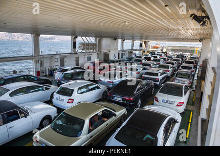 Blick von oben auf die Fahrzeug- und Passagierfähre zwischen Uckuyular und Bostanli Fähre über die Bucht von Izmir reisen, Türkei. Stockfoto