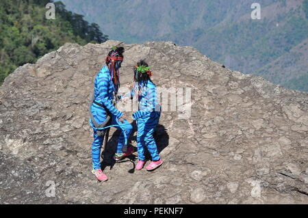 2 junge Avatar Mädchen Keytiri & Feytiri von Pandora, am Mt. Ulap von einer langen Reise auf die Erde herunter, und genießen Sie die Sonne am Ampucao highnoon Stockfoto