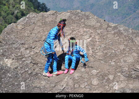 2 junge Avatar Mädchen Keytiri & Feytiri von Pandora, am Mt. Ulap von einer langen Reise auf die Erde herunter, und genießen Sie die Sonne am Ampucao highnoon Stockfoto