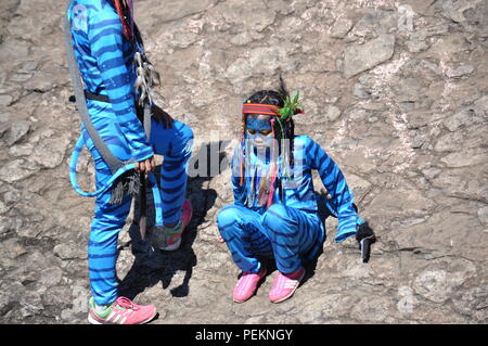 2 junge Avatar Mädchen Keytiri & Feytiri von Pandora, am Mt. Ulap von einer langen Reise auf die Erde herunter, und genießen Sie die Sonne am Ampucao highnoon Stockfoto