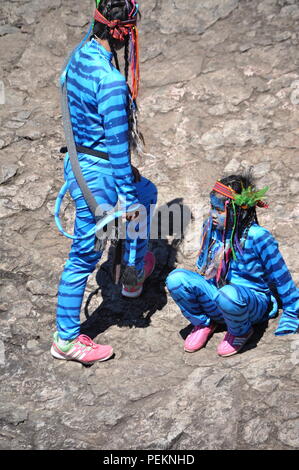 2 junge Avatar Mädchen Keytiri & Feytiri von Pandora, am Mt. Ulap von einer langen Reise auf die Erde herunter, und genießen Sie die Sonne am Ampucao highnoon Stockfoto