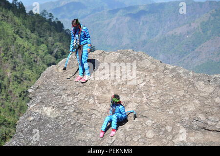 2 junge Avatar Mädchen Keytiri & Feytiri von Pandora, am Mt. Ulap von einer langen Reise auf die Erde herunter, und genießen Sie die Sonne am Ampucao highnoon Stockfoto