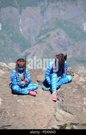 2 junge Avatar Mädchen Keytiri & Feytiri von Pandora, am Mt. Ulap von einer langen Reise auf die Erde herunter, und genießen Sie die Sonne am Ampucao highnoon Stockfoto