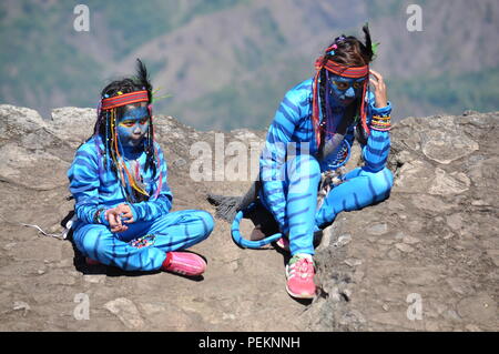 2 junge Avatar Mädchen Keytiri & Feytiri von Pandora, am Mt. Ulap von einer langen Reise auf die Erde herunter, und genießen Sie die Sonne am Ampucao highnoon Stockfoto