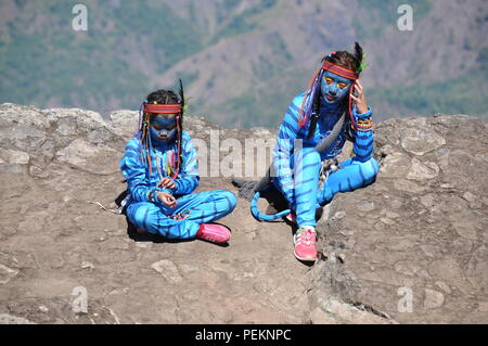 2 junge Avatar Mädchen Keytiri & Feytiri von Pandora, am Mt. Ulap von einer langen Reise auf die Erde herunter, und genießen Sie die Sonne am Ampucao highnoon Stockfoto