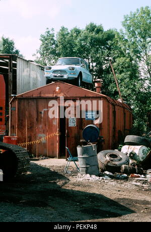 AJAXNETPHOTO. Frankreich - klassische französische LIMOUSINE - 1961 - 1978 CITROEN AMI HUITE GEPARKT auf einem SCHROTTPLATZ CONTAINER IN DER LANDSCHAFT. Foto: Jonathan Eastland/AJAX. REF: 960305015 Stockfoto