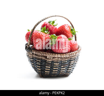 Frische Erdbeeren in kleinen Korb isoliert auf weißem Stockfoto