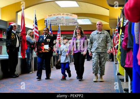 Neun Familien aus der Pittsburgher Gegend kamen im Pittsburgh International Airport Dez. 12, 2015, ihre Reise an der Schneeball Express zu starten. Die Familien gestellt mit Service Mitglieder der Armee, der Pennsylvania National Guard und der Pennsylvania Patriot Guard Riders. Das Snowball Express Konzept wurde vor 10 Jahren mit dem Ziel, neue Hoffnung und glückliche Erinnerungen an die Familien von militärischen Helden, die ihr Leben seit Sept. 11, 2001 verloren haben, entwickelt. (U.S. Armee Foto von Sgt. Christopher Bigelow/freigegeben) Stockfoto