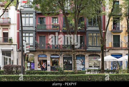 Haus vorne und kleinen Park in Bilbao, Spanien. Stockfoto