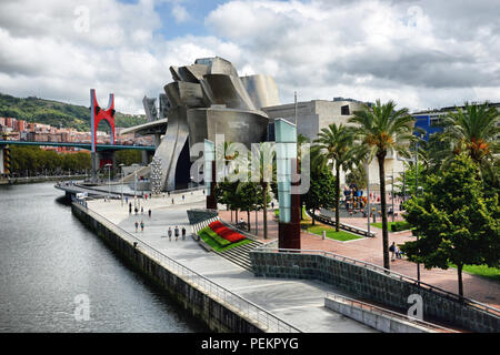 Blick auf das Guggenheim Museum in Bilbao, Spanien, entworfen von Frank Gehry Stockfoto