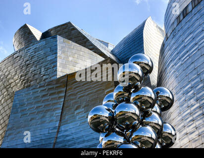 Blick auf das Guggenheim Museum in Bilbao, Spanien, entworfen von Frank Gehry Stockfoto