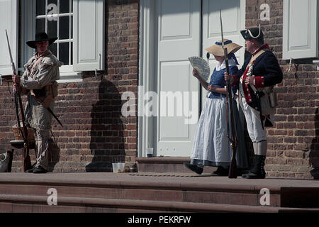 Soldaten in der Kontinentalarmee während der amerikanischen Revolution. Historische Reenactment in Colonial Williamsburg, Virginia, USA. Stockfoto