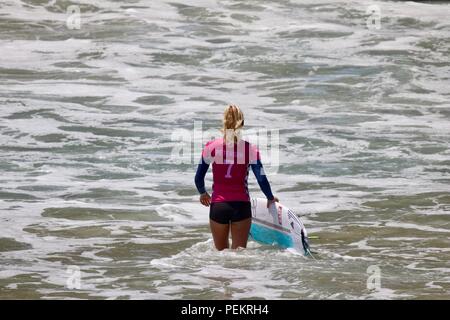 Lakey Peterson konkurrieren in der US Open des Surfens 2018 Stockfoto