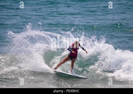 Lakey Peterson konkurrieren in der US Open des Surfens 2018 Stockfoto