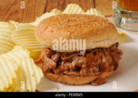 Ein Grill Rindfleisch oder zog pork Sandwich mit einem Becher Bier Stockfoto