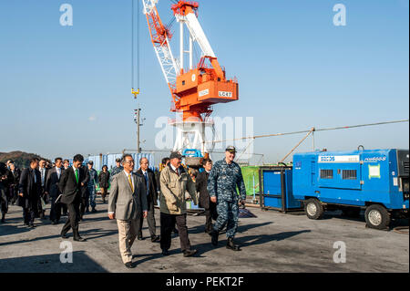 151216-N-XK 455-015 Yokosuka, Japan (31. 16, 2015) Kapitän Christopher Schraube, rechts, kommandierender Offizier der US-Marine ist nur Vorwärts - bereitgestellt Flugzeugträger USS Ronald Reagan (CVN 76) führt, Kamakura Stadt Beamte, die Präfektur Kanagawa Regierungsbeamte, Vertreter des japanischen Ministeriums für Verteidigung und Vertretern des japanischen Ministeriums für auswärtige Angelegenheiten zu einem Rundgang durch das Schiff. Ronald Reagan bietet eine Bekämpfung bereit, Kraft, schützt und verteidigt die kollektive maritime Interessen der USA und ihrer Verbündeten und Partnern in der Indo-Asia-Pazifik-Region. (U.S. Marine Foto von Masse Kommuniz Stockfoto