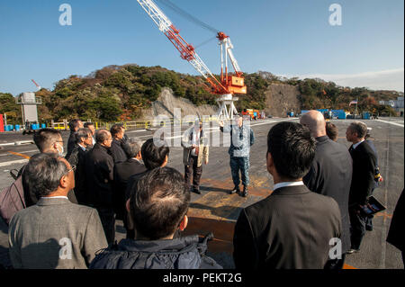 151216-N-XK 455-025 Yokosuka, Japan (31. 16, 2015) Kapitän Christopher Schraube, mitte-rechts, kommandierender Offizier der US-Marine ist nur Vorwärts - bereitgestellt Flugzeugträger USS Ronald Reagan (CVN 76), erklärt Flight Deck Operationen zu Yokosuka Stadtbeamte, Präfektur Kanagawa Regierungsbeamte, Vertreter des japanischen Ministeriums für Verteidigung und Vertretern des japanischen Ministeriums für Auswärtige Angelegenheiten während einer Schiffstour. Ronald Reagan bietet eine Bekämpfung bereit, Kraft, schützt und verteidigt die kollektive maritime Interessen der USA und ihrer Verbündeten und Partnern in der Indo-Asia-Pazifik-Region. ( Stockfoto