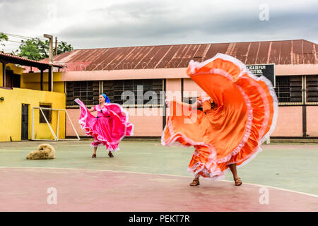 San Juan del Obispo, Guatemala - August 3, 2018: Volkstänzer aus El Salvador in Basketballplatz in der Nähe der UNESCO-Weltkulturerbe von Antigua. Stockfoto