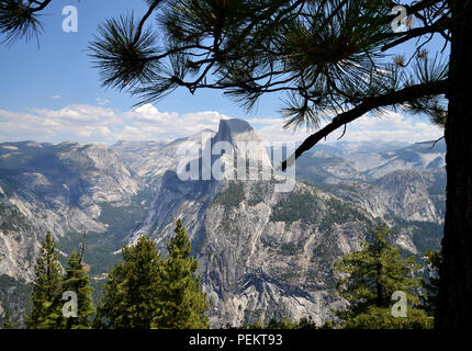 Touristen anzeigen Half Dome im Yosemite National Park, Kalifornien Stockfoto