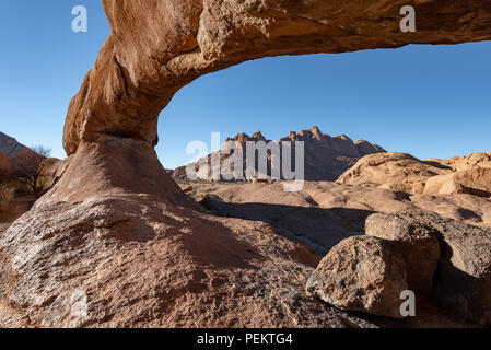 Spitzkoppe Mountains im blauen Dunst im Morgenlicht, Namibia Stockfoto