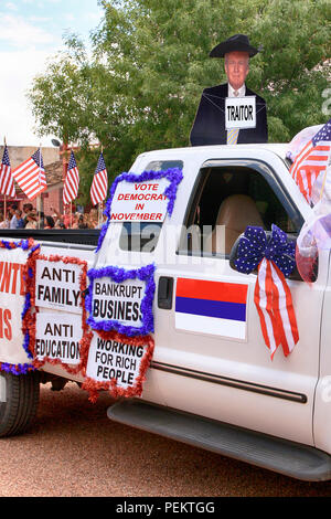 Anti-Trump Demonstrator am jährlichen Doc Holiday Parade in Tombstone, Arizona Stockfoto